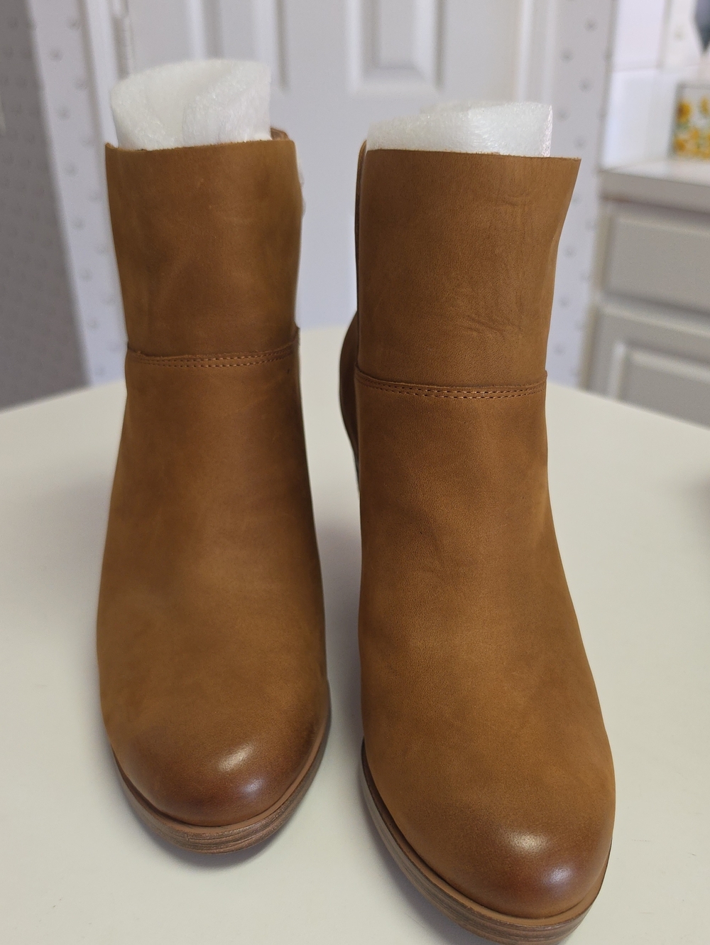 New Vince Camuto Leather Rustic Oil Nubuck Cognac Ankle Boots. Size 9 Medium